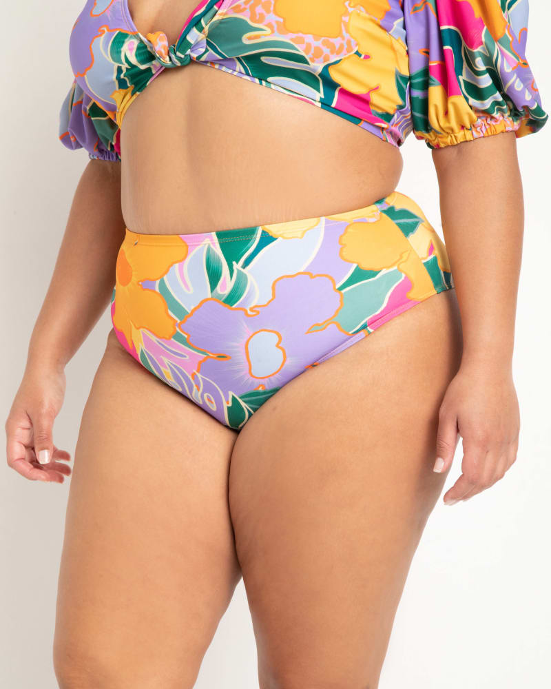 Side of a model wearing a size 20 High Waisted Bikini Bottom in Al Fresco Floral by ELOQUII. | dia_product_style_image_id:272950